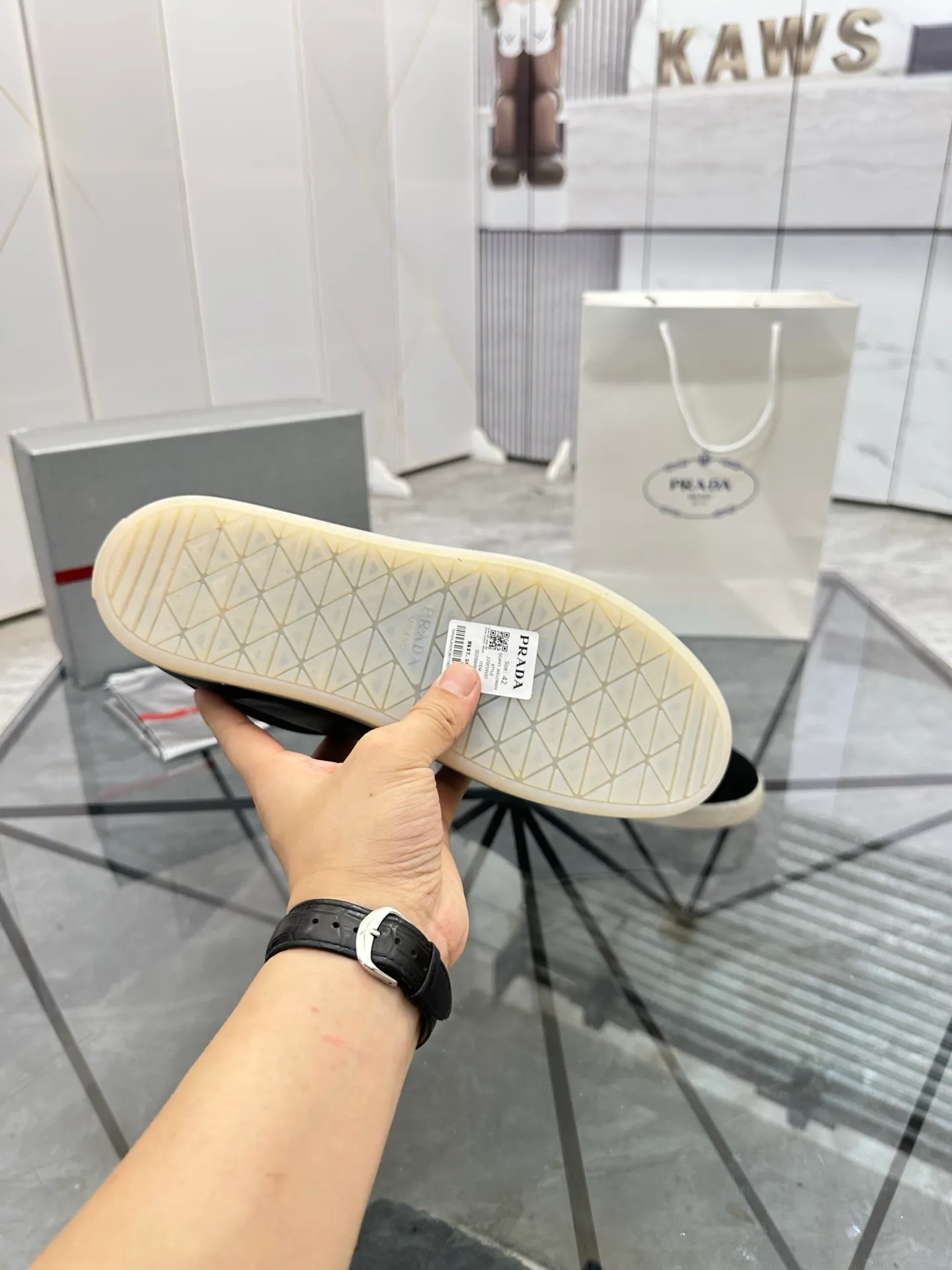 Men's shoes for sale 💰: 💰P540¥ High-end top quality Product trademark: Prada *"Prada*" low-top casual shoes Regular size: 38-45 (can be customized to 46) Product materials: imported first-layer cowhide for the upper, water-dyed cowhide lining, cowhide feet, original outsole. No.: 001